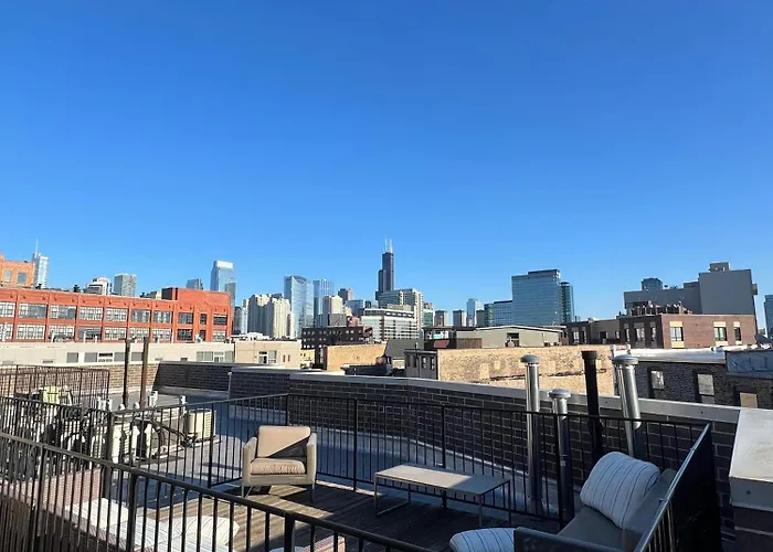 Apartment 1 Garage Parking, Skyline Rooftop, Pingpong, Balcony