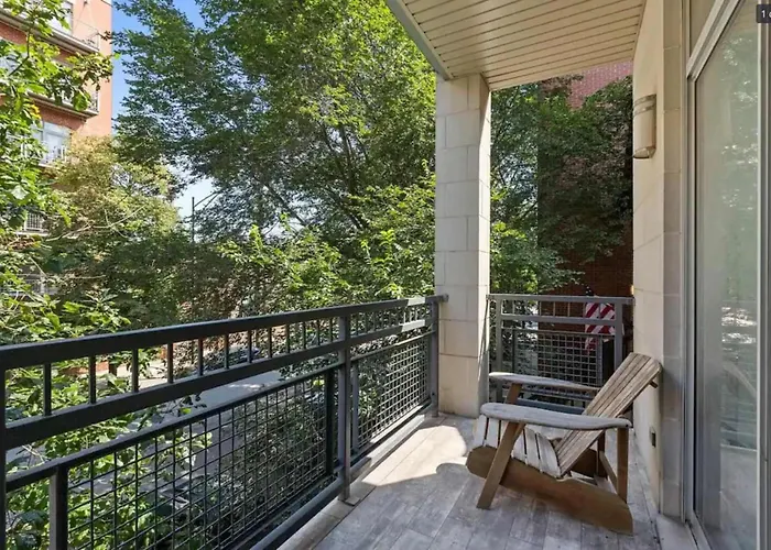 1 Garage Parking, Skyline Rooftop, Pingpong, Balcony Apartment Chicago