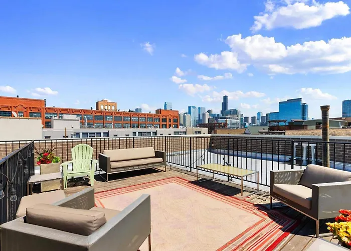 1 Garage Parking, Skyline Rooftop, Pingpong, Balcony * Chicago